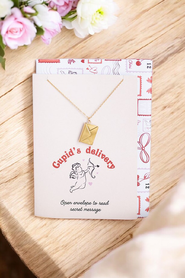 Collier en forme d'enveloppe